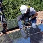 Guillaume et JN fixent un panneau photovoltaïque