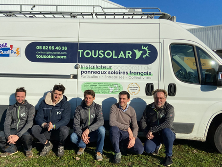 Camion floqué TOUSOLAR avec son équipe